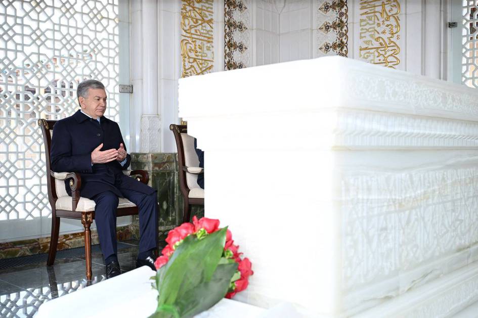 Shavkat Mirziyoyev birinchi prezident Islom Karimov maqbarasini ziyorat qildi